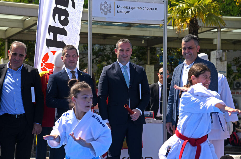 <p>Sajam sporta održan je danas na podgoričkom Trgu nezavisnosti. Sajmu su prisustvovale mnoge javne ličnosti i političari koji su i u odijelima pokazali svoje sportske vještine.</p>
