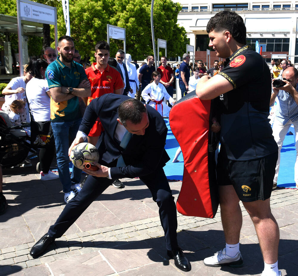 <p>Sajam sporta održan je danas na podgoričkom Trgu nezavisnosti. Sajmu su prisustvovale mnoge javne ličnosti i političari koji su i u odijelima pokazali svoje sportske vještine.</p>