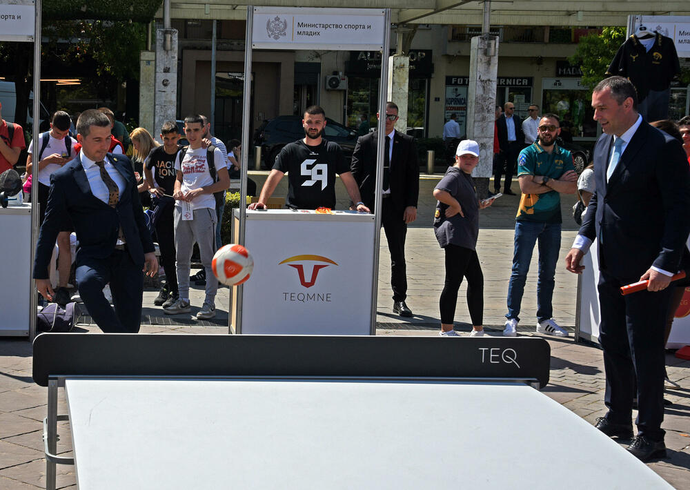 <p>Sajam sporta održan je danas na podgoričkom Trgu nezavisnosti. Sajmu su prisustvovale mnoge javne ličnosti i političari koji su i u odijelima pokazali svoje sportske vještine.</p>