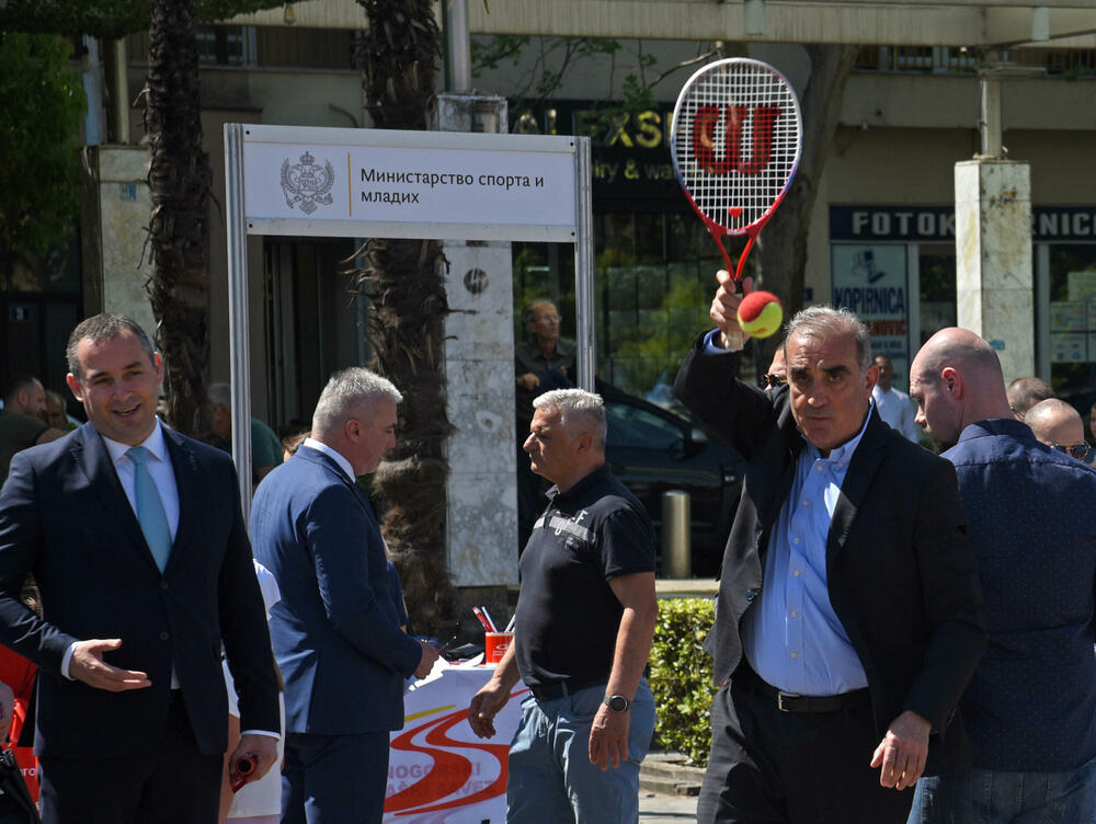 <p>Sajam sporta održan je danas na podgoričkom Trgu nezavisnosti. Sajmu su prisustvovale mnoge javne ličnosti i političari koji su i u odijelima pokazali svoje sportske vještine.</p>