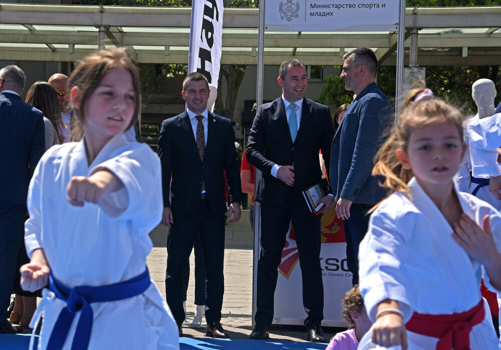 <p>Sajam sporta održan je danas na podgoričkom Trgu nezavisnosti. Sajmu su prisustvovale mnoge javne ličnosti i političari koji su i u odijelima pokazali svoje sportske vještine.</p>