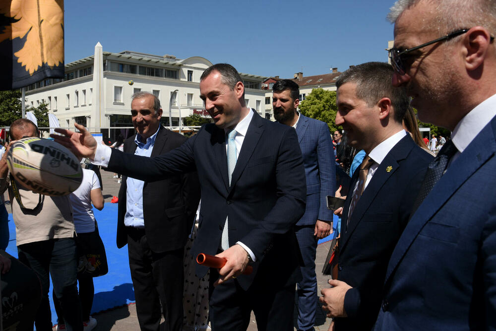 <p>Sajam sporta održan je danas na podgoričkom Trgu nezavisnosti. Sajmu su prisustvovale mnoge javne ličnosti i političari koji su i u odijelima pokazali svoje sportske vještine.</p>