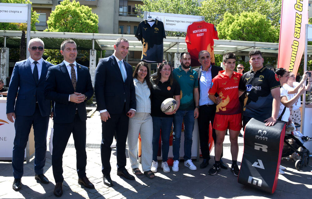 <p>Sajam sporta održan je danas na podgoričkom Trgu nezavisnosti. Sajmu su prisustvovale mnoge javne ličnosti i političari koji su i u odijelima pokazali svoje sportske vještine.</p>