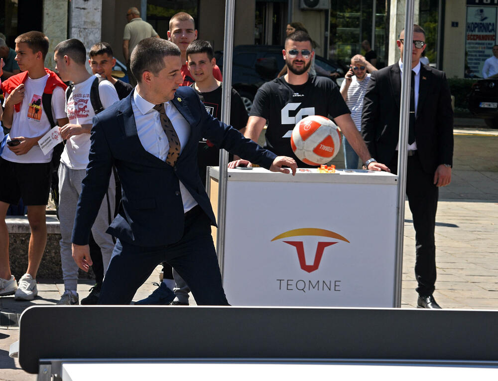 The sports fair was held today at Independence Square in Podgorica. The fair was attended by many public figures and politicians who showed their sports skills even in suits.