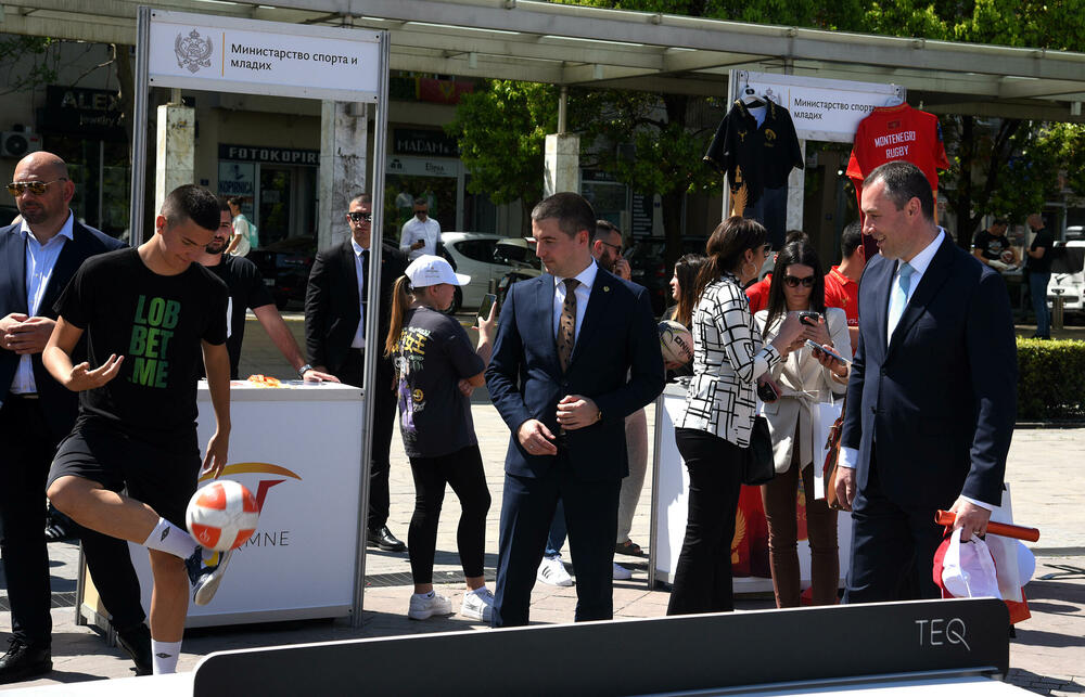 <p>Sajam sporta održan je danas na podgoričkom Trgu nezavisnosti. Sajmu su prisustvovale mnoge javne ličnosti i političari koji su i u odijelima pokazali svoje sportske vještine.</p>