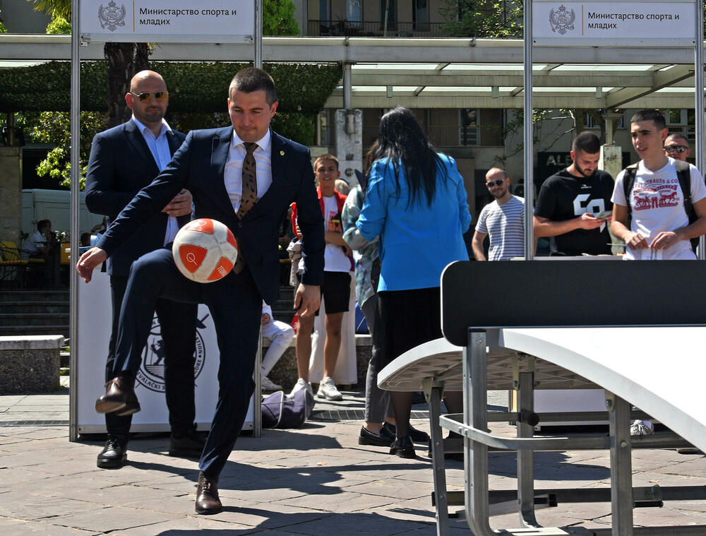 <p>Sajam sporta održan je danas na podgoričkom Trgu nezavisnosti. Sajmu su prisustvovale mnoge javne ličnosti i političari koji su i u odijelima pokazali svoje sportske vještine.</p>