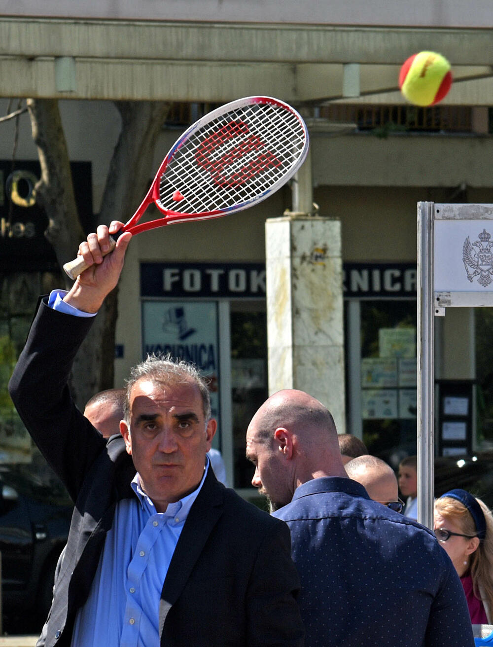 <p>Sajam sporta održan je danas na podgoričkom Trgu nezavisnosti. Sajmu su prisustvovale mnoge javne ličnosti i političari koji su i u odijelima pokazali svoje sportske vještine.</p>