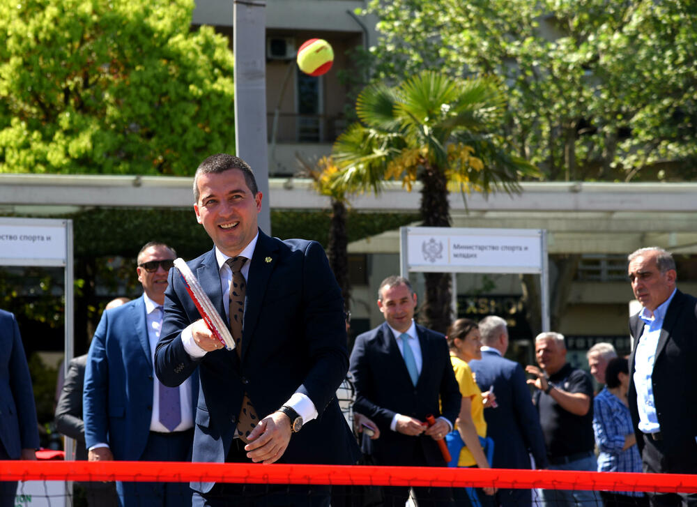 <p>Sajam sporta održan je danas na podgoričkom Trgu nezavisnosti. Sajmu su prisustvovale mnoge javne ličnosti i političari koji su i u odijelima pokazali svoje sportske vještine.</p>