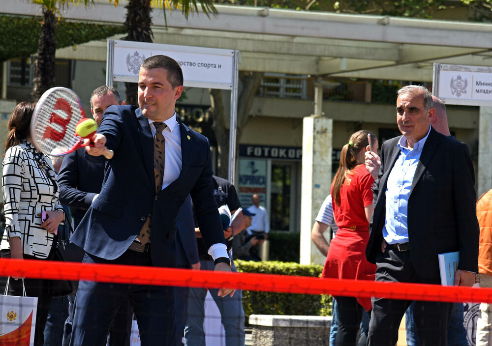 <p>Sajam sporta održan je danas na podgoričkom Trgu nezavisnosti. Sajmu su prisustvovale mnoge javne ličnosti i političari koji su i u odijelima pokazali svoje sportske vještine.</p>