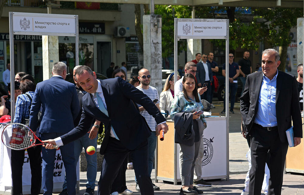 <p>Sajam sporta održan je danas na podgoričkom Trgu nezavisnosti. Sajmu su prisustvovale mnoge javne ličnosti i političari koji su i u odijelima pokazali svoje sportske vještine.</p>