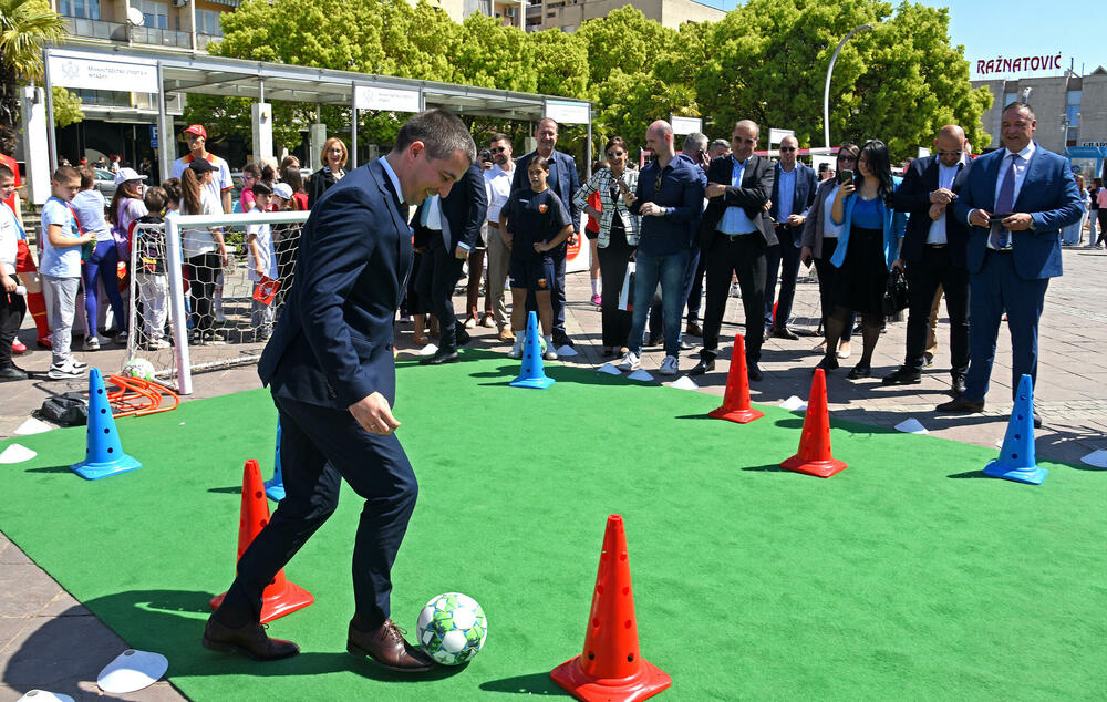 <p>Sajam sporta održan je danas na podgoričkom Trgu nezavisnosti. Sajmu su prisustvovale mnoge javne ličnosti i političari koji su i u odijelima pokazali svoje sportske vještine.</p>
