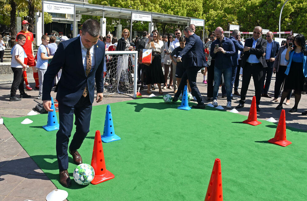 <p>Sajam sporta održan je danas na podgoričkom Trgu nezavisnosti. Sajmu su prisustvovale mnoge javne ličnosti i političari koji su i u odijelima pokazali svoje sportske vještine.</p>