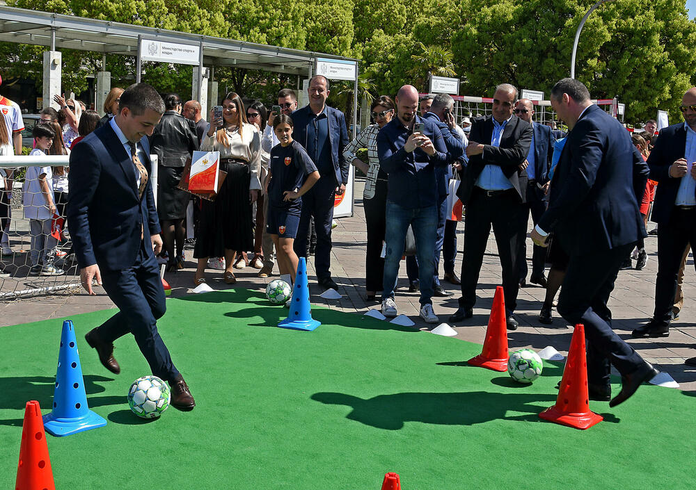 <p>Sajam sporta održan je danas na podgoričkom Trgu nezavisnosti. Sajmu su prisustvovale mnoge javne ličnosti i političari koji su i u odijelima pokazali svoje sportske vještine.</p>