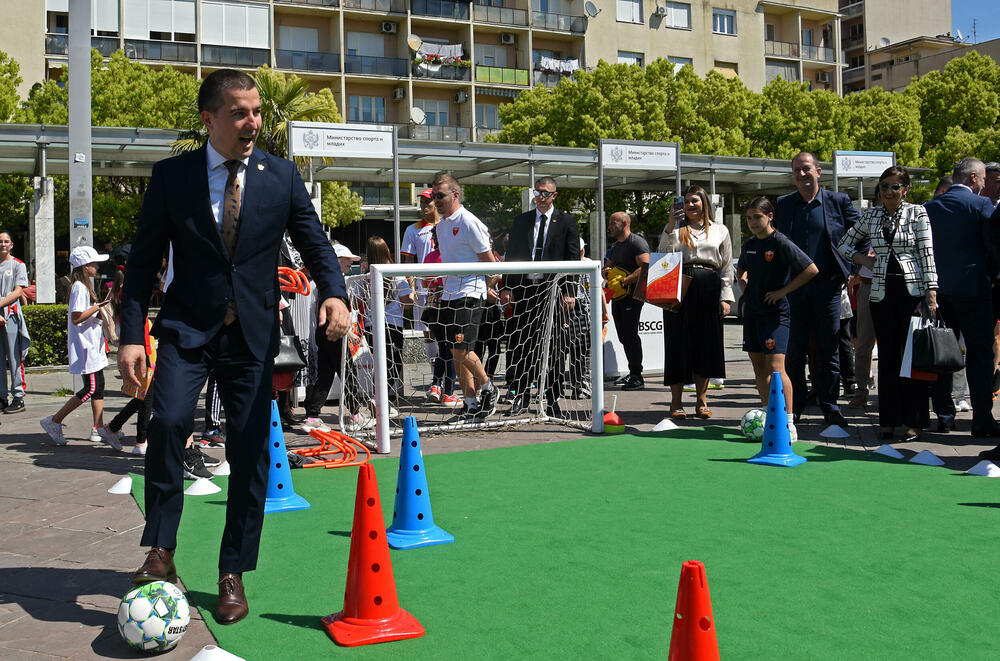 <p>Sajam sporta održan je danas na podgoričkom Trgu nezavisnosti. Sajmu su prisustvovale mnoge javne ličnosti i političari koji su i u odijelima pokazali svoje sportske vještine.</p>