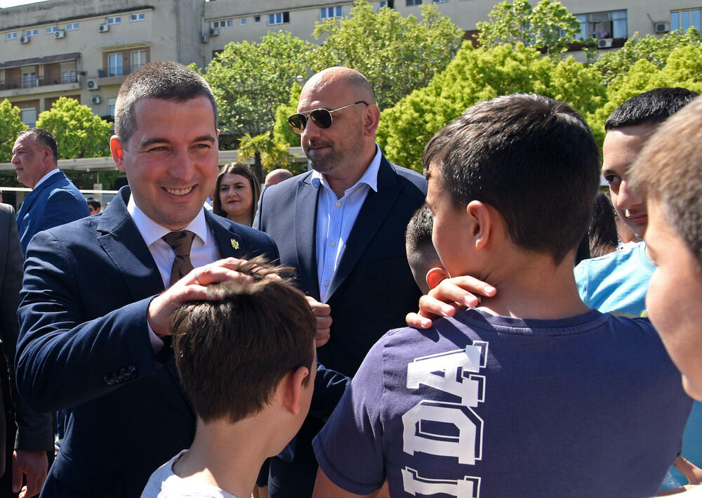 <p>Sajam sporta održan je danas na podgoričkom Trgu nezavisnosti. Sajmu su prisustvovale mnoge javne ličnosti i političari koji su i u odijelima pokazali svoje sportske vještine.</p>