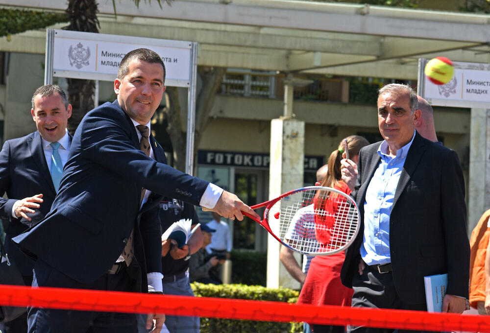 <p>Sajam sporta održan je danas na podgoričkom Trgu nezavisnosti. Sajmu su prisustvovale mnoge javne ličnosti i političari koji su i u odijelima pokazali svoje sportske vještine.</p>