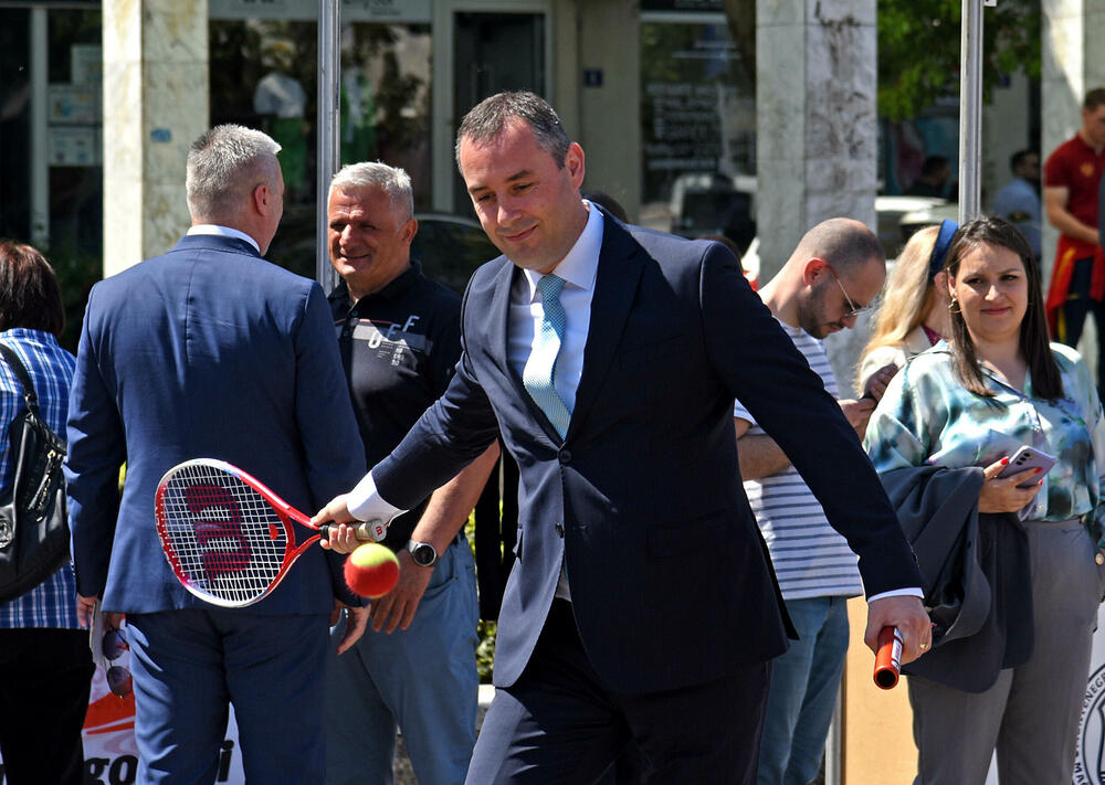 <p>Sajam sporta održan je danas na podgoričkom Trgu nezavisnosti. Sajmu su prisustvovale mnoge javne ličnosti i političari koji su i u odijelima pokazali svoje sportske vještine.</p>