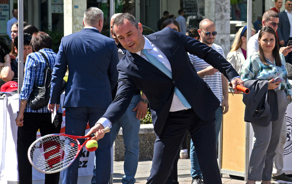 <p>Sajam sporta održan je danas na podgoričkom Trgu nezavisnosti. Sajmu su prisustvovale mnoge javne ličnosti i političari koji su i u odijelima pokazali svoje sportske vještine.</p>