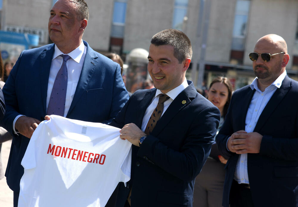 The sports fair was held today at Independence Square in Podgorica. The fair was attended by many public figures and politicians who showed their sports skills even in suits.