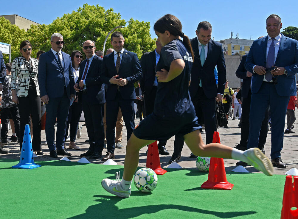 <p>Sajam sporta održan je danas na podgoričkom Trgu nezavisnosti. Sajmu su prisustvovale mnoge javne ličnosti i političari koji su i u odijelima pokazali svoje sportske vještine.</p>
