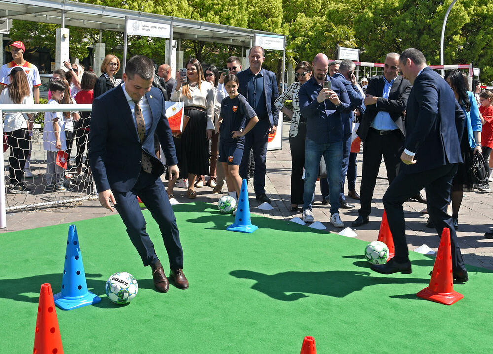 <p>Sajam sporta održan je danas na podgoričkom Trgu nezavisnosti. Sajmu su prisustvovale mnoge javne ličnosti i političari koji su i u odijelima pokazali svoje sportske vještine.</p>