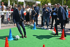 Even in suits, politicians showed sports skills