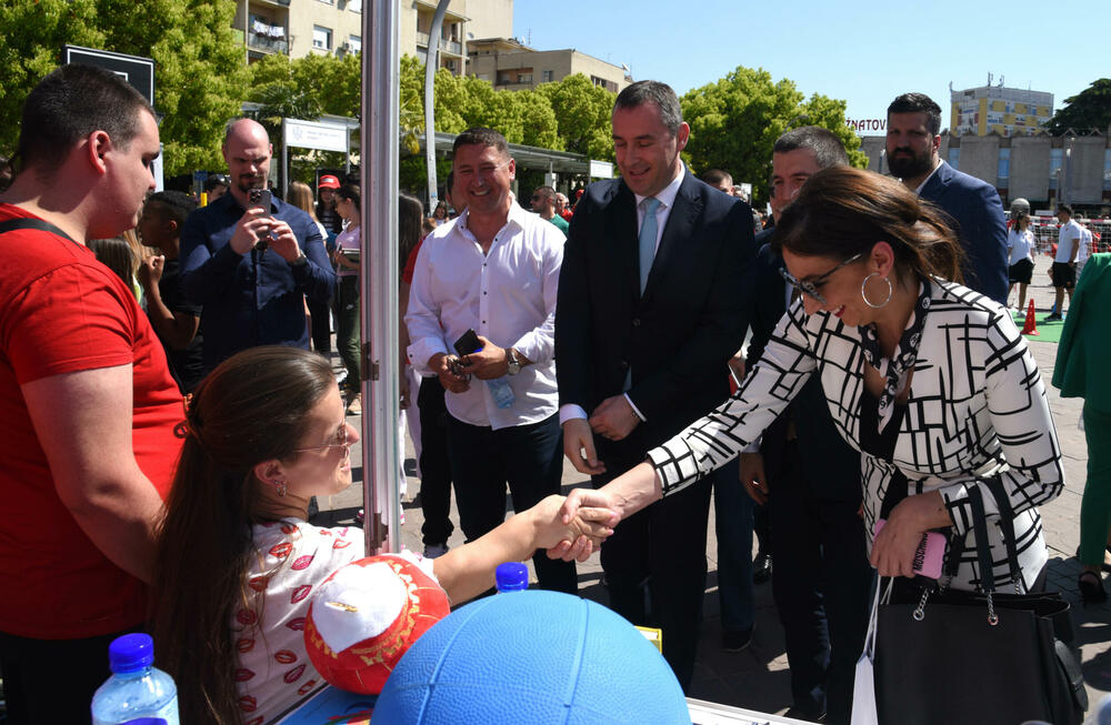 <p>Sajam sporta održan je danas na podgoričkom Trgu nezavisnosti. Sajmu su prisustvovale mnoge javne ličnosti i političari koji su i u odijelima pokazali svoje sportske vještine.</p>