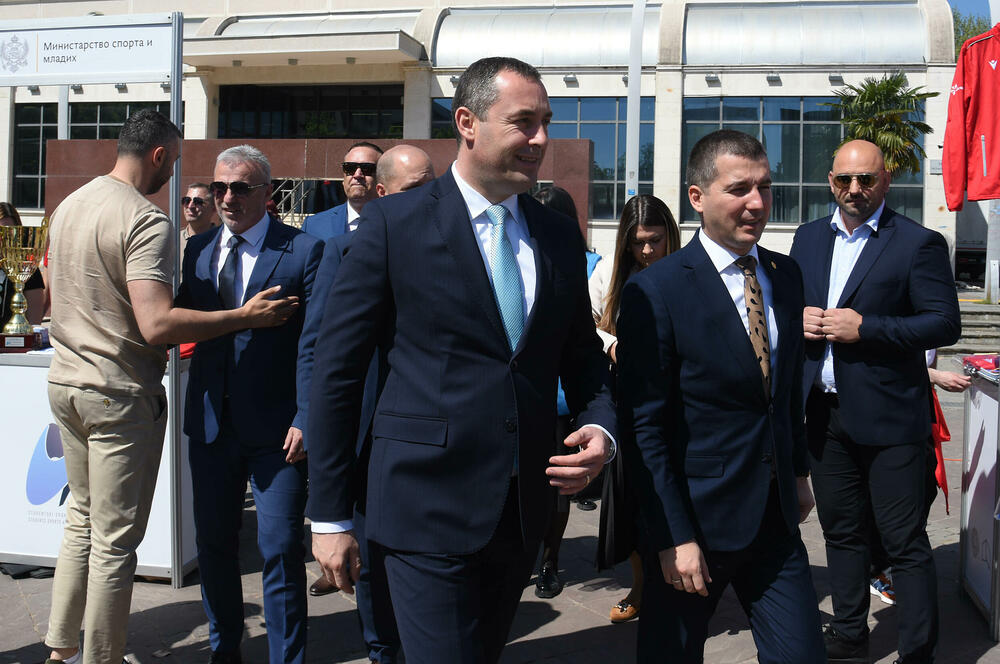 <p>Sajam sporta održan je danas na podgoričkom Trgu nezavisnosti. Sajmu su prisustvovale mnoge javne ličnosti i političari koji su i u odijelima pokazali svoje sportske vještine.</p>