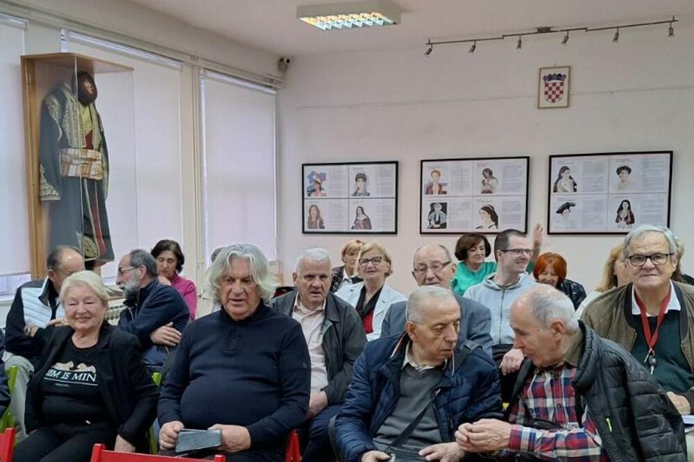 U Crnogorskom domu posjetioci prate promociju knjige “Susreti”, Foto: Privatna arhiva