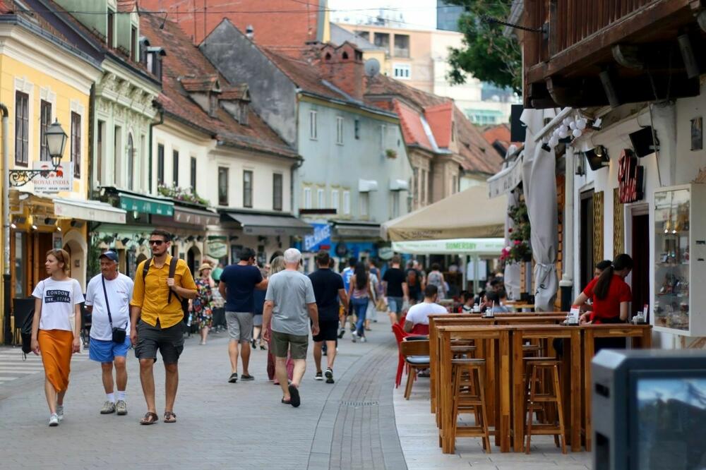 Tkalčićeva ulica puna turista i restorana