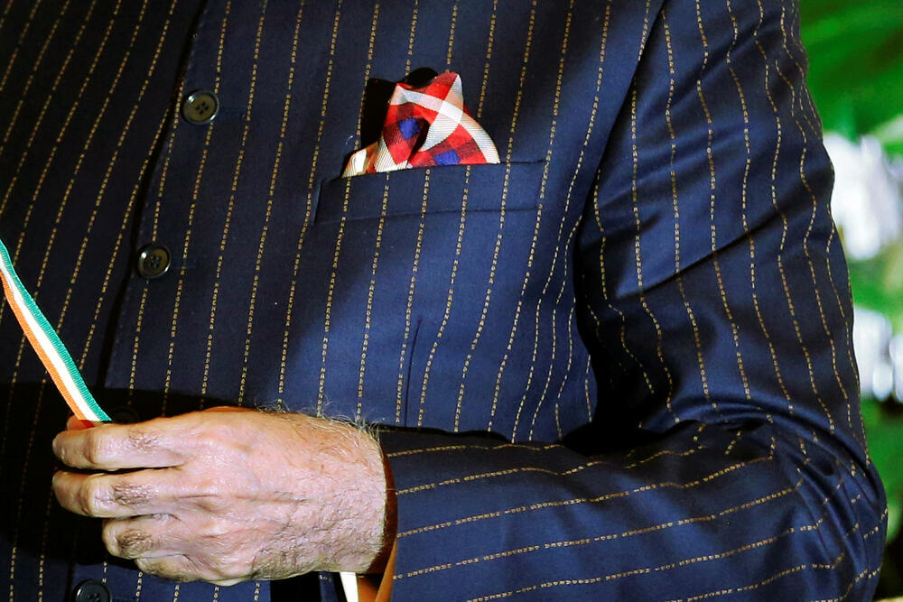 Odijelo sa izvezenim imenom 'Narendra Damodardas Modi' koje je indijski lider nosio na sastanku sa Barakom Obamom