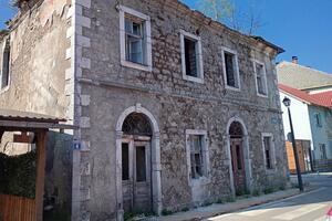 Renovate or demolish the house of Marić