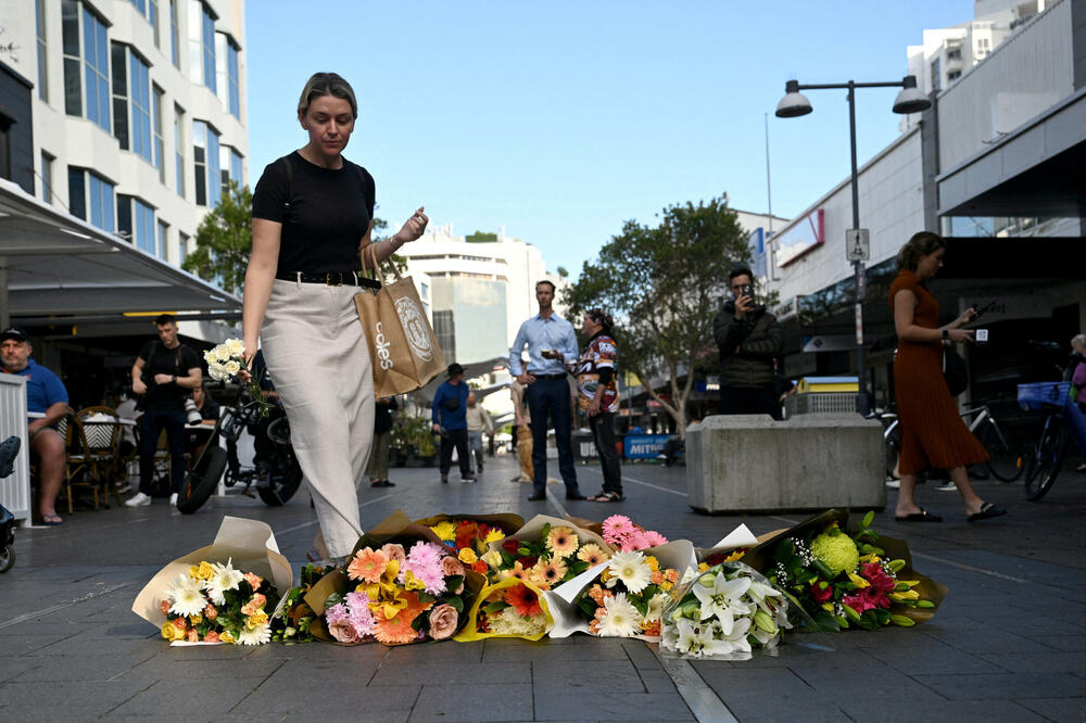 Građani ostavljaju cvijeće na mjesto napada u Sidneju, Foto: REUTERS