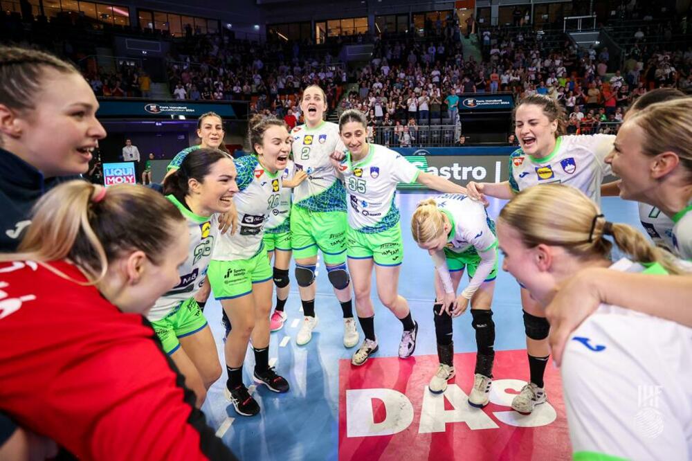 The Slovenian national team celebrates qualifying for the Olympic Games, Photo: IHF