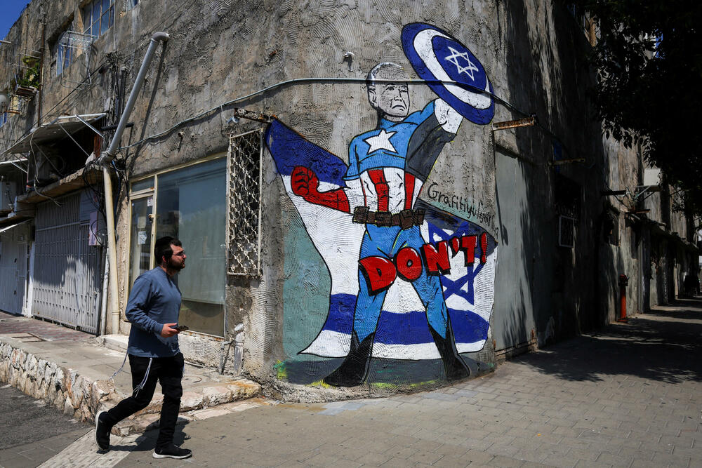 Grafit u Tel Avivu na kojem je Bajden prikazan kao superheroj