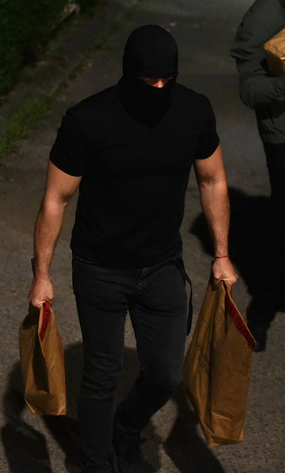 <p>SDT sumnjiči bivšeg pomoćnika direktora Uprave policije da je aminovao otvaranje crnogorske granice za ulazak plaćenika kavačkog klana i za spasavanje kavčanina teških optužbi, a nekadašnjeg glavnog specijalnog tužioca da mu je u tome pomogao. Lazović je uhapšen u Bijelom Polju, a Katnić u danilovgradskom naselju Klikovače</p>