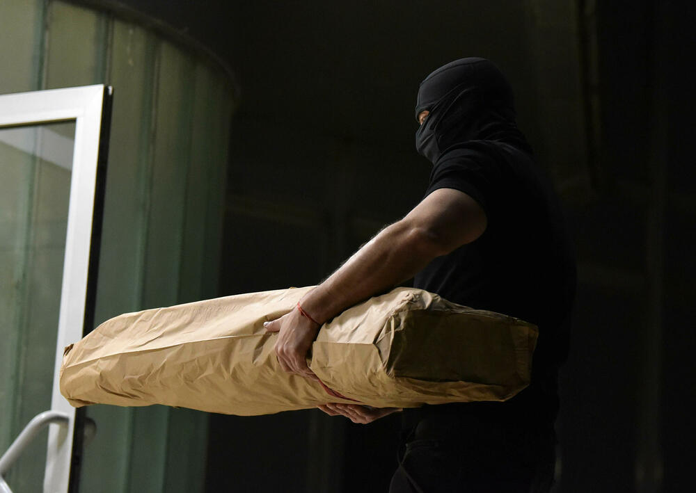 <p>SDT sumnjiči bivšeg pomoćnika direktora Uprave policije da je aminovao otvaranje crnogorske granice za ulazak plaćenika kavačkog klana i za spasavanje kavčanina teških optužbi, a nekadašnjeg glavnog specijalnog tužioca da mu je u tome pomogao. Lazović je uhapšen u Bijelom Polju, a Katnić u danilovgradskom naselju Klikovače</p>