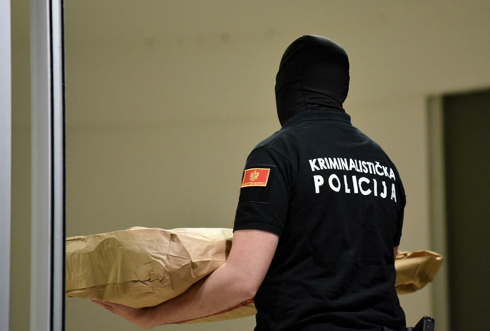 <p>SDT sumnjiči bivšeg pomoćnika direktora Uprave policije da je aminovao otvaranje crnogorske granice za ulazak plaćenika kavačkog klana i za spasavanje kavčanina teških optužbi, a nekadašnjeg glavnog specijalnog tužioca da mu je u tome pomogao. Lazović je uhapšen u Bijelom Polju, a Katnić u danilovgradskom naselju Klikovače</p>