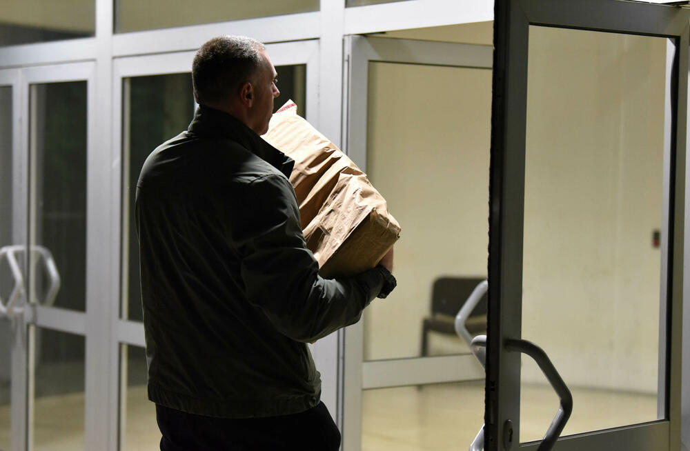 <p>SDT sumnjiči bivšeg pomoćnika direktora Uprave policije da je aminovao otvaranje crnogorske granice za ulazak plaćenika kavačkog klana i za spasavanje kavčanina teških optužbi, a nekadašnjeg glavnog specijalnog tužioca da mu je u tome pomogao. Lazović je uhapšen u Bijelom Polju, a Katnić u danilovgradskom naselju Klikovače</p>