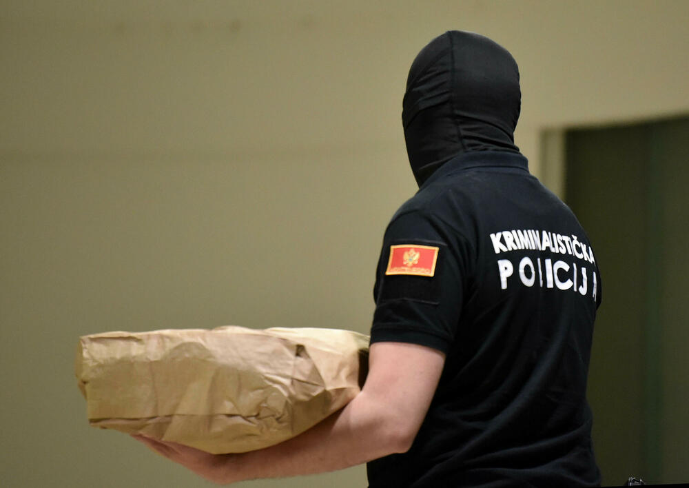 <p>SDT sumnjiči bivšeg pomoćnika direktora Uprave policije da je aminovao otvaranje crnogorske granice za ulazak plaćenika kavačkog klana i za spasavanje kavčanina teških optužbi, a nekadašnjeg glavnog specijalnog tužioca da mu je u tome pomogao. Lazović je uhapšen u Bijelom Polju, a Katnić u danilovgradskom naselju Klikovače</p>