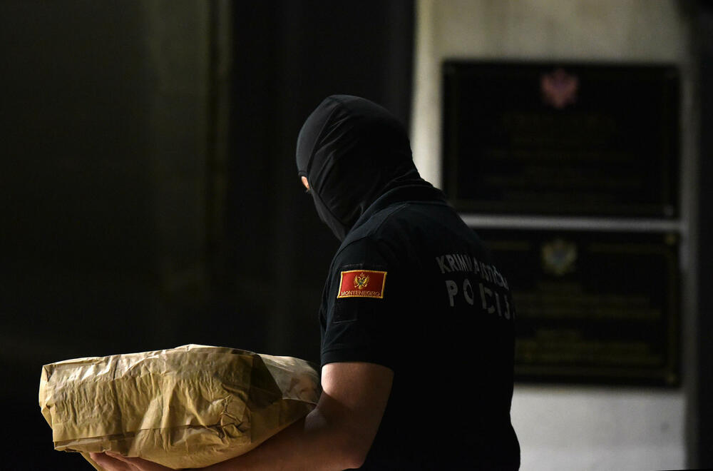 <p>SDT sumnjiči bivšeg pomoćnika direktora Uprave policije da je aminovao otvaranje crnogorske granice za ulazak plaćenika kavačkog klana i za spasavanje kavčanina teških optužbi, a nekadašnjeg glavnog specijalnog tužioca da mu je u tome pomogao. Lazović je uhapšen u Bijelom Polju, a Katnić u danilovgradskom naselju Klikovače</p>