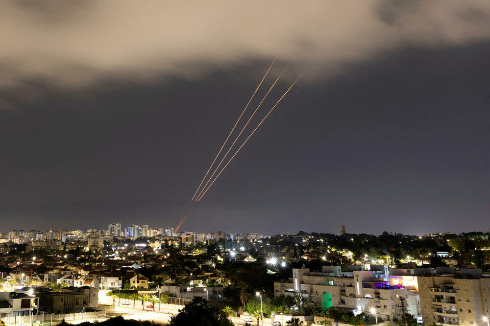 Rad protivraketnog sistema nakon što je Iran lansirao bespilotne letjelice i rakete prema Izraelu, što se vidi iz Aškelona, Izrael, Foto: Reuters