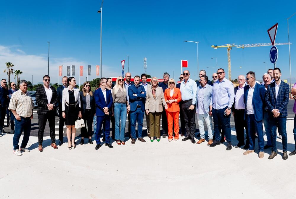 <p>"Na ovaj način, unaprijedili smo povezanost naselja sa glavnom saobraćajnicom, ali i pozitivno uticali na bezbjednost u saobraćaju. Mogu da obećam našim građanima da je još mnogo dobrih projekata pred nama, posebno u narednim mjesecima", kazala je gradonačelnica Podgorice</p>