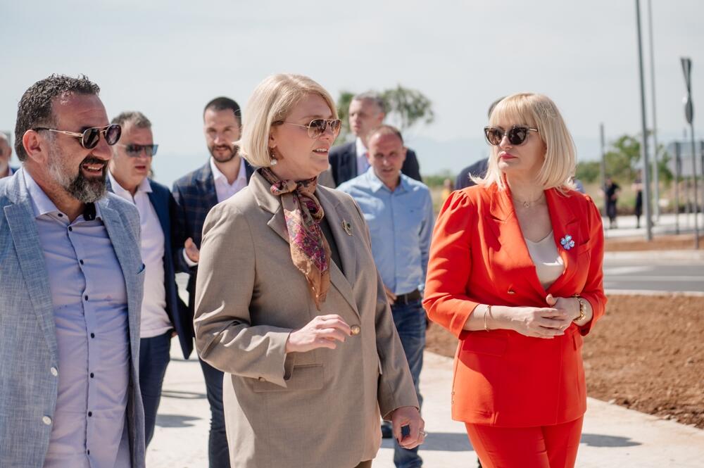 <p>"Na ovaj način, unaprijedili smo povezanost naselja sa glavnom saobraćajnicom, ali i pozitivno uticali na bezbjednost u saobraćaju. Mogu da obećam našim građanima da je još mnogo dobrih projekata pred nama, posebno u narednim mjesecima", kazala je gradonačelnica Podgorice</p>