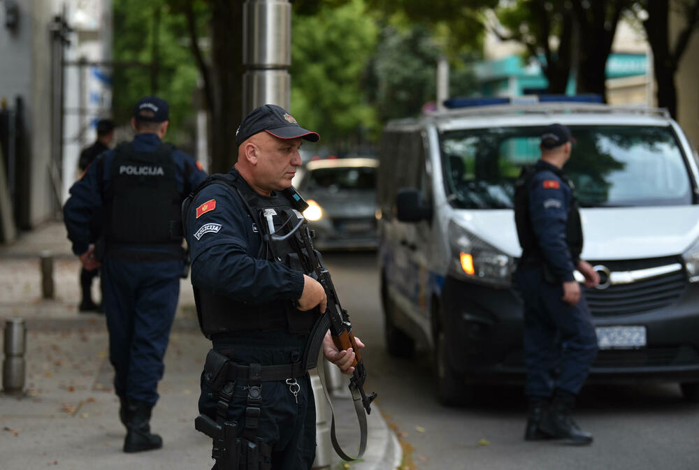 <p>"Dostavio sam pismo koje 12. marta ove godine Zoran Lazović šalje GST Novoviću u kojem mu kaže: 'Čujem da ću da budem uhapšen glavni specijalni tužioče, ja sam tu, niđe ne idem, nema potrebe da se prave cirkusi, samo kažite kad da dođem'... To pismo u elektronskoj pošti je primio Novović", rekao je Lazovićev advokat, Zoran Piperović</p>