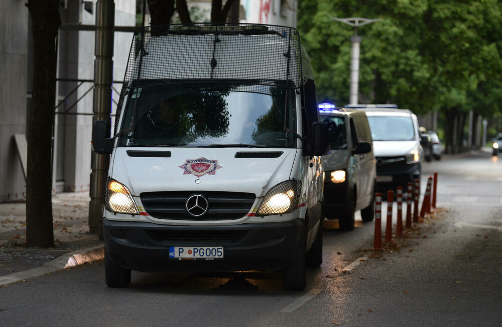 <p>"Dostavio sam pismo koje 12. marta ove godine Zoran Lazović šalje GST Novoviću u kojem mu kaže: 'Čujem da ću da budem uhapšen glavni specijalni tužioče, ja sam tu, niđe ne idem, nema potrebe da se prave cirkusi, samo kažite kad da dođem'... To pismo u elektronskoj pošti je primio Novović", rekao je Lazovićev advokat, Zoran Piperović</p>