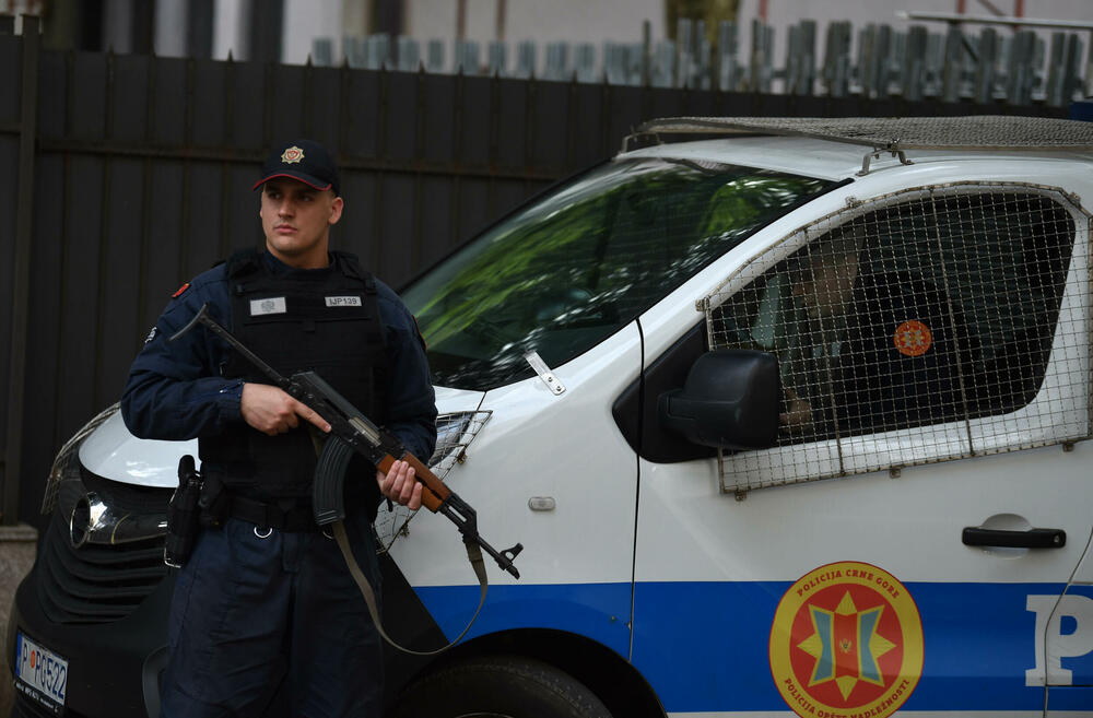 <p>"Dostavio sam pismo koje 12. marta ove godine Zoran Lazović šalje GST Novoviću u kojem mu kaže: 'Čujem da ću da budem uhapšen glavni specijalni tužioče, ja sam tu, niđe ne idem, nema potrebe da se prave cirkusi, samo kažite kad da dođem'... To pismo u elektronskoj pošti je primio Novović", rekao je Lazovićev advokat, Zoran Piperović</p>