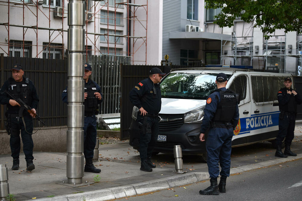 <p>"Dostavio sam pismo koje 12. marta ove godine Zoran Lazović šalje GST Novoviću u kojem mu kaže: 'Čujem da ću da budem uhapšen glavni specijalni tužioče, ja sam tu, niđe ne idem, nema potrebe da se prave cirkusi, samo kažite kad da dođem'... To pismo u elektronskoj pošti je primio Novović", rekao je Lazovićev advokat, Zoran Piperović</p>