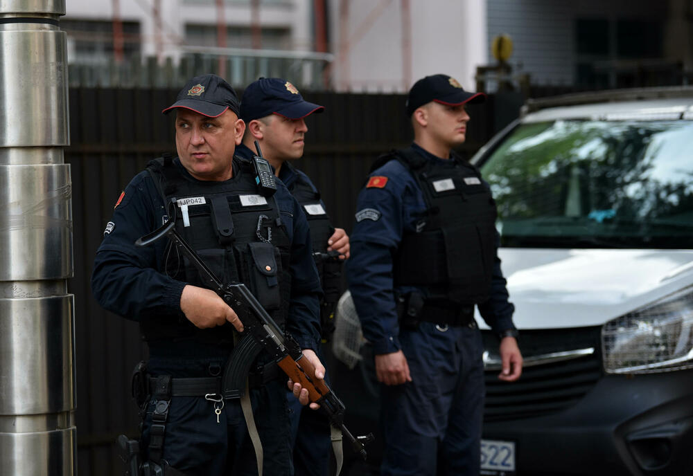 <p>"Dostavio sam pismo koje 12. marta ove godine Zoran Lazović šalje GST Novoviću u kojem mu kaže: 'Čujem da ću da budem uhapšen glavni specijalni tužioče, ja sam tu, niđe ne idem, nema potrebe da se prave cirkusi, samo kažite kad da dođem'... To pismo u elektronskoj pošti je primio Novović", rekao je Lazovićev advokat, Zoran Piperović</p>