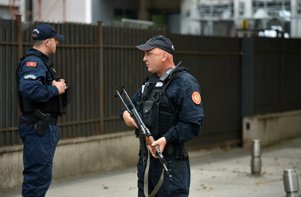 <p>"Dostavio sam pismo koje 12. marta ove godine Zoran Lazović šalje GST Novoviću u kojem mu kaže: 'Čujem da ću da budem uhapšen glavni specijalni tužioče, ja sam tu, niđe ne idem, nema potrebe da se prave cirkusi, samo kažite kad da dođem'... To pismo u elektronskoj pošti je primio Novović", rekao je Lazovićev advokat, Zoran Piperović</p>